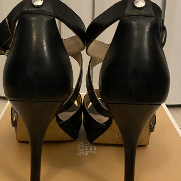 Michael Kors Evie Platform - Picture 3 of 4